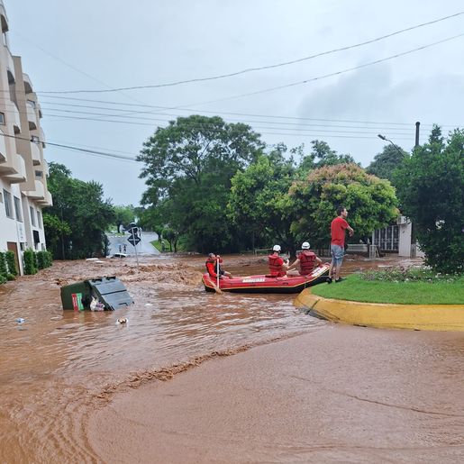 Centro de Quilombo fica embaixo d'água depois de forte chuva 