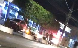 Motorista com sinais de embriaguez colide em canteiro no centro de Itapiranga