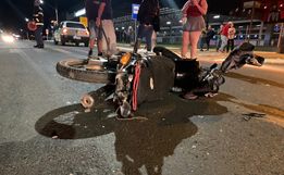 VÍDEO: Motociclista sofre ferimentos graves em colisão traseira 