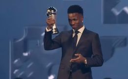 Vini Jr. é eleito o melhor jogador de futebol do mundo pela Fifa