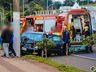 Condutor colide carro em poste e foge do local em São Miguel do Oeste; vídeo