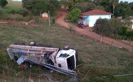 Tombamento de caminhão deixa dois feridos em Anchieta