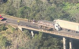 Bombeiros detalham colisão entre caminhão e carreta na BR-282 