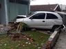 Mulher colide com carro em muro e invade quintal de casa em Maravilha