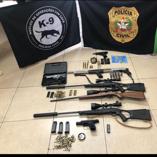 Polícia cumpre três mandados e prende duas pessoas