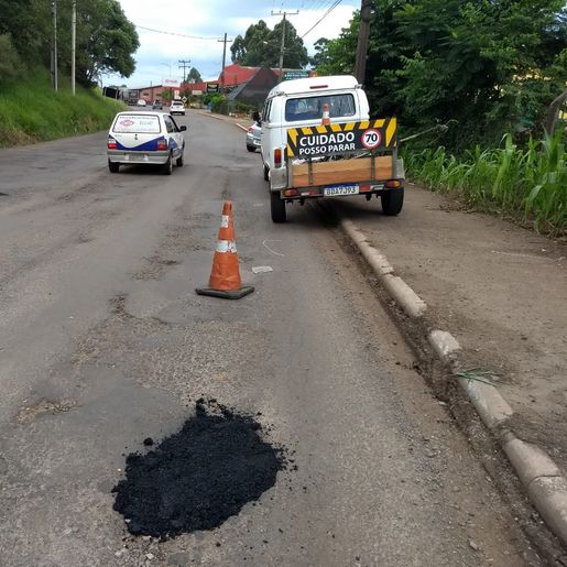 Empresa que é responsável pela limpeza da BR-163, faz tapa-buracos em SJCedro