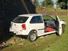 Carro sai da pista, cai de muro e para em campo de futebol em Mondaí