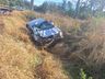 Mulher fica gravemente ferida após carro sair da pista e tombar na SC-492, em SMO