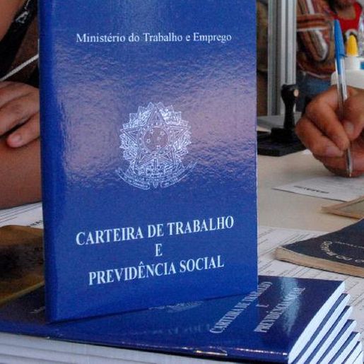 Taxa de desemprego foi de 8,5% entre fevereiro e abril, a menor desde 2015, diz IBGE