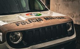 Polícia Militar remove carro abandonado em bairro de São Miguel do Oeste