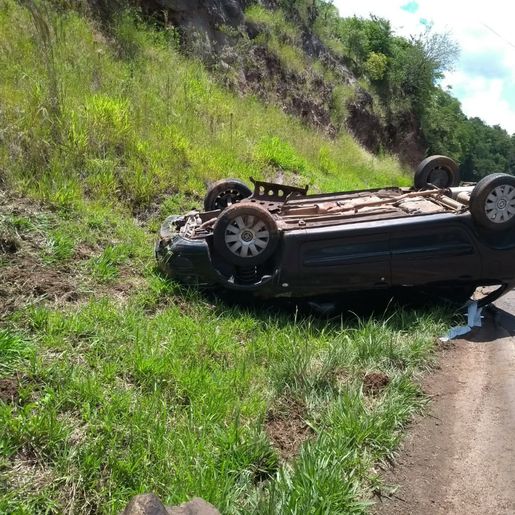 Ocupantes de automóvel saem ilesos de capotamento na BR-163