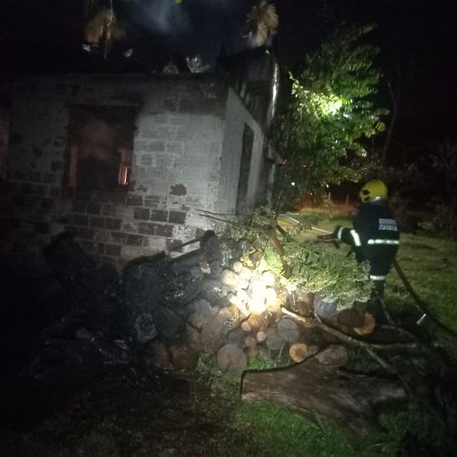 Incêndio atinge residência abandonada em Itapiranga