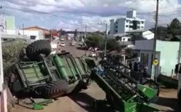 VÍDEO: colheitadeira perde freios, atinge carros e tomba em Santa Catarina