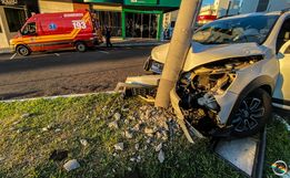 VÍDEO: Motorista colide com o carro em poste no centro de São Miguel do Oeste
