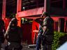 Condutor embriagado colide em carro estacionado, foge e é preso pela PM