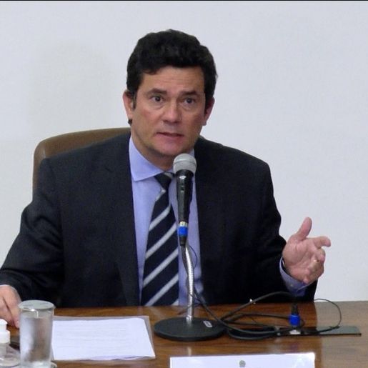 Moro entrega à PF novas provas e mensagens que trocou com Bolsonaro por celular