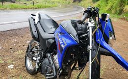 Motociclista sofre queda e colide contra proteção lateral do asfalto na SC 386