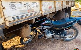 Jovem sofre ferimentos em colisão lateral de moto e caminhão