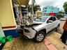 Veículo colide em fachada de empresa em São Miguel do Oeste; vídeo