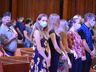 Com igreja cheia, fiéis acompanham celebração de Finados do lado de fora