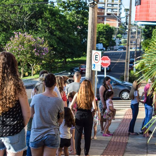 CINE PEPERI: Frozen 2 tem formação de fila para compra de ingressos