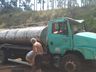 Caminhão despenca de rodovia após saída de pista em Anchieta