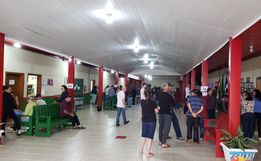 Eleitores chegam cedo para votar no maior colégio eleitoral de Santa Helena