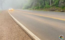 Falta de faróis ligados aumenta risco de acidentes em dias de intensa neblina