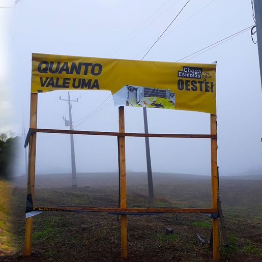 Outdoor colocado pelo Movimento Chega de Esmolas é alvo de vandalismo