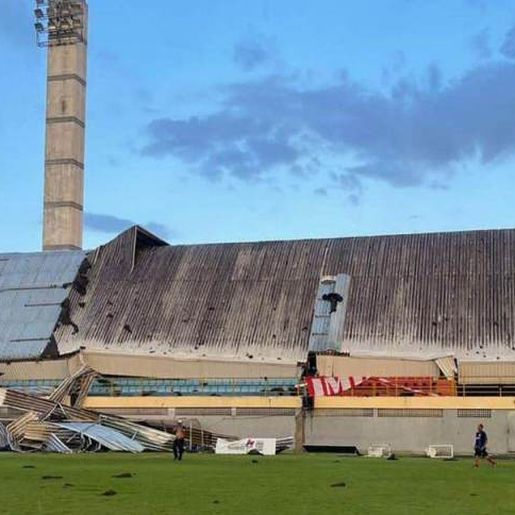 Parte de cobertura de estádio desaba durante jogo da Série D