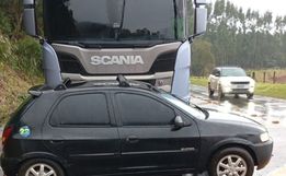 Carro e caminhão colidem na SC-157