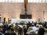 Fiéis lotam Igreja Matriz em celebração de véspera de Natal