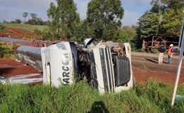 Carreta carregada de leite tomba à margem da pista de desvio na BR 163, em São José do Cedro