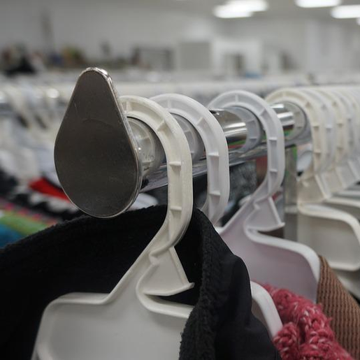 Grupo Esperança realiza brechó beneficente em prol de garoto com deficiências múltiplas