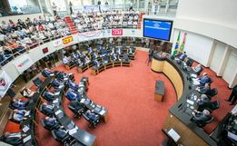 Deputados de SC aprovam mudança em desconto de 14% a aposentados