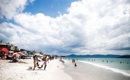 Florianópolis vai controlar a entrada de ônibus na ilha e proibir acesso às praias