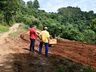 Secretaria de Agricultura de Guaraciaba realiza terraplenagem em Linha Caravaggio