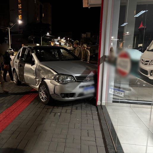 Colisão entre dois carros é registrada no centro de São Miguel do Oeste