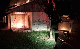 Incêndio destrói escola abandonada no interior de Caíbi