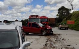 Condutor fica ferido em acidente entre três carros e um caminhão na BR-163 em Cedro