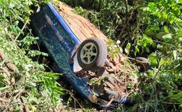 Motorista fica ferida ao capotar carro em ribanceira em Guaraciaba