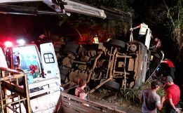 Caminhoneiro fica gravemente ferido em tombamento na SC-305 em Anchieta