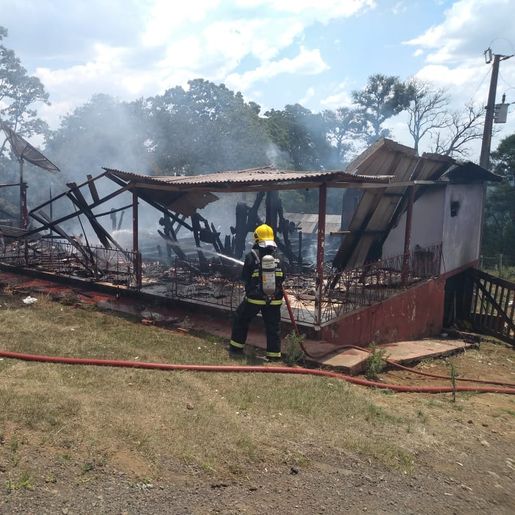 Casa é destruída por incêndio à margem da SC-161