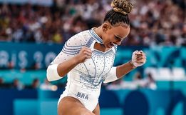Rebeca é prata no salto e faz história ao igualar maiores medalhistas do Brasil