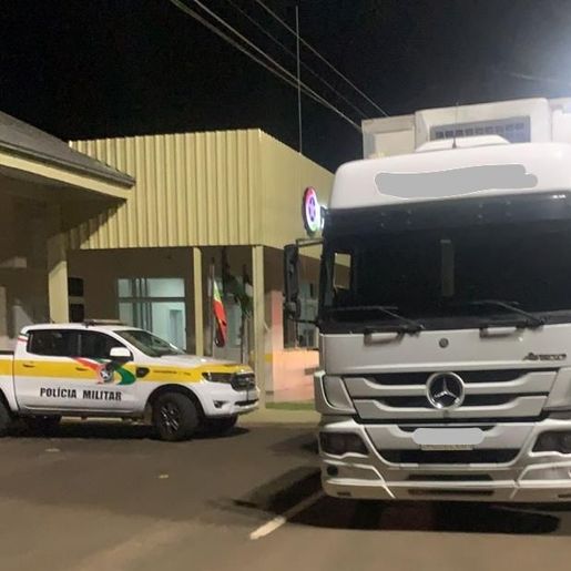 Caminhoneiro que jogou veículo para fora da pista na SC-163 é abordado