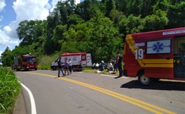 Adolescentes ficam gravemente feridos em acidente de moto