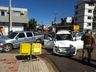 Colisão entre carro e caminhonete deixa mulher ferida