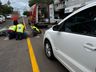 Colisão entre carro e moto deixa homem ferido no centro de SMO 