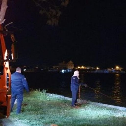 Mulher dopa filho de sete anos com remédios e joga corpo do menino em rio