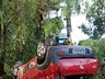 Veículo sai de pista, cai em barranco e quase atinge residência em SMOeste 